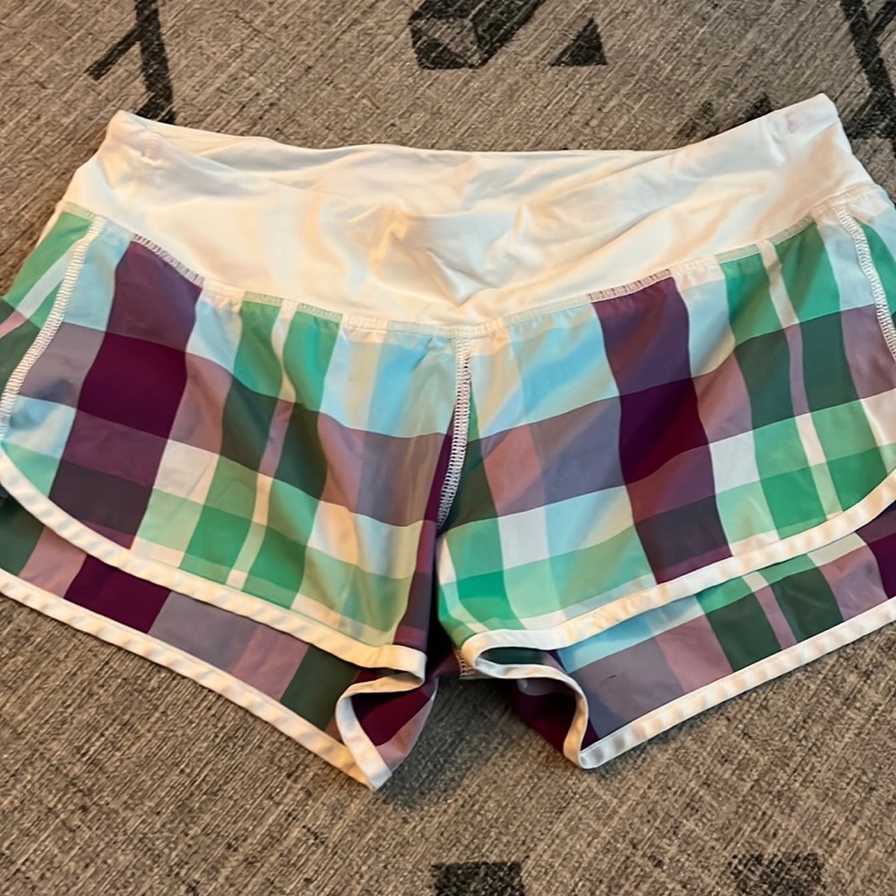 Lulu 2.5 shorts. Size 6. Multicolored.